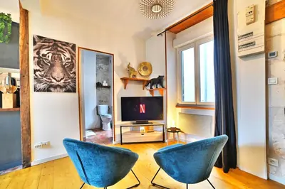 Télévision ou salle de divertissement dans l'établissement Jungle Rochelaise - Coeur de ville, Entièrement Rénovée, Tv 4K, Fibre, Quartier Porte Royale