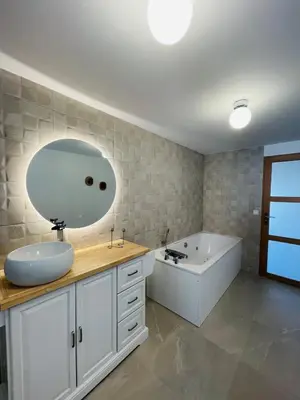 Salle de bains dans l'établissement La Touzetterie avec SPA-cour privée