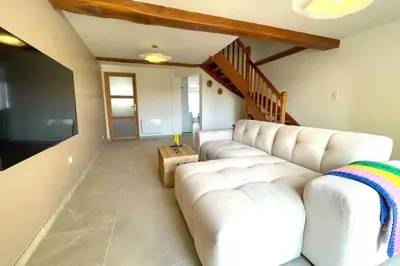 Télévision ou salle de divertissement dans l'établissement La Touzetterie avec SPA-cour privée