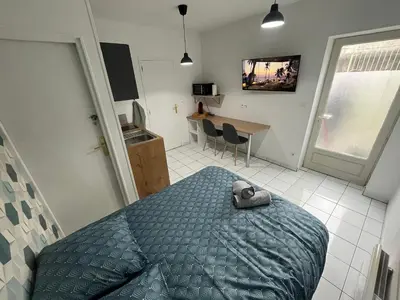 Télévision ou salle de divertissement dans l'établissement Le studio du Port Boinot