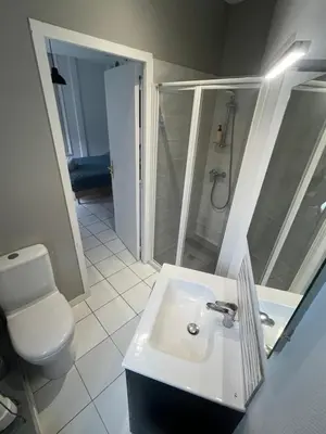 Salle de bains dans l'établissement Le studio du Port Boinot