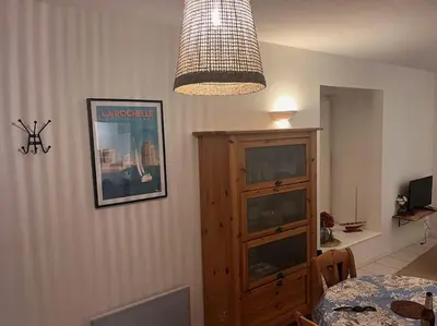 Télévision ou salle de divertissement dans l'établissement Manon, 2 pièces, Wifi, coeur historique, calme, central