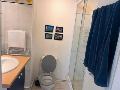 Salle de bains dans l'établissement Manon, 2 pièces, Wifi, coeur historique, calme, central