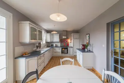 Cuisine ou kitchenette dans l'établissement Maison familiale à 10 min du Futuroscope