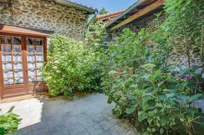 Jardin de l'établissement Maison Périgourdine 14 personnes avec piscine