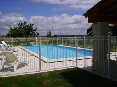 Piscine de l'établissement Maison Périgourdine 14 personnes avec piscine ou située à proximité
