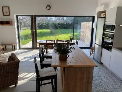 Cuisine ou kitchenette dans l'établissement Le Domaine du Petit Bois, gîte Le Verger