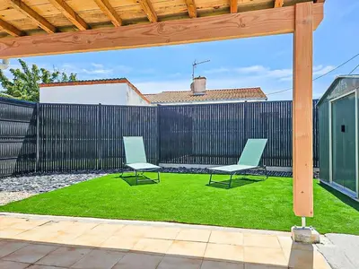 Jardin de l'établissement Horizon Rochelais, terrasse privée et parking