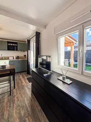 Cuisine ou kitchenette dans l'établissement Horizon Rochelais, terrasse privée et parking