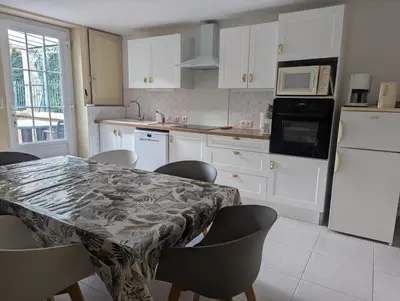 Cuisine ou kitchenette dans l'établissement Maison de bourg avec jardin