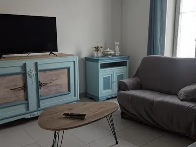 Télévision ou salle de divertissement dans l'établissement Maison de bourg avec jardin