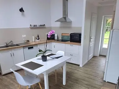 Cuisine ou kitchenette dans l'établissement Maison calme au bord de l'eau