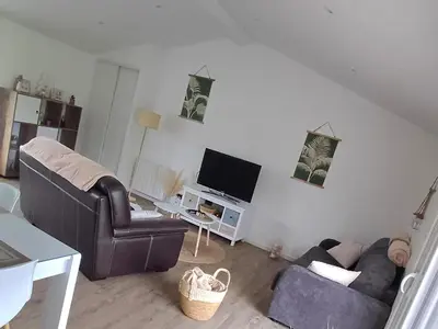 Télévision ou salle de divertissement dans l'établissement Maison calme au bord de l'eau