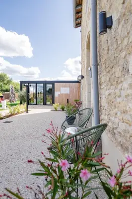 Jardin de l'établissement Logis Hôtel Domaine du Vieux Porche