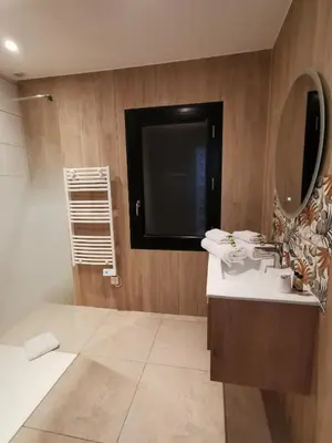 Salle de bains dans l'établissement Logis Hôtel Domaine du Vieux Porche