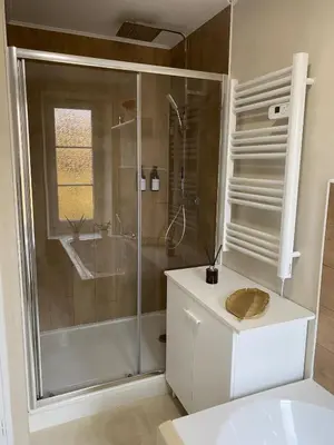 Salle de bains dans l'établissement Chambre familiale indépendante avec salle de bain privée