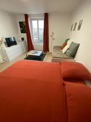 Télévision ou salle de divertissement dans l'établissement Chambre familiale indépendante avec salle de bain privée
