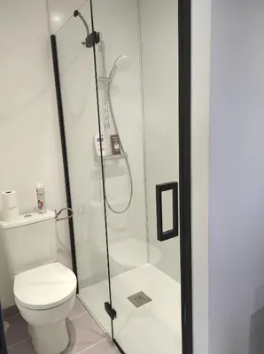 Salle de bains dans l'établissement Studio climatisé, 30 min parc célèbre, sentiers pédestres, pistes cyclables, à 1h des plages