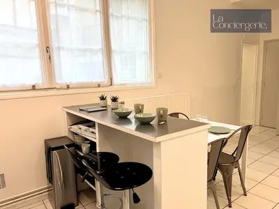 Cuisine ou kitchenette dans l'établissement Le Carmélite - Poitiers Futuroscope - proche gare - LaConciergerie