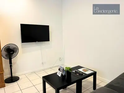 Télévision ou salle de divertissement dans l'établissement Le Carmélite - Poitiers Futuroscope - proche gare - LaConciergerie