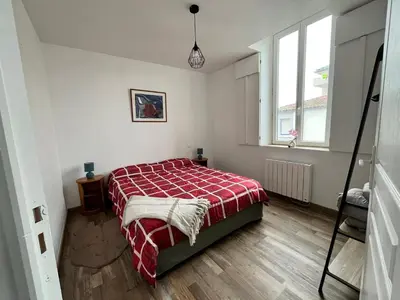 Un ou plusieurs lits dans un hébergement de l'établissement Appartement lumineux 2 ch, proche plage & commerces - FR-1-706-31