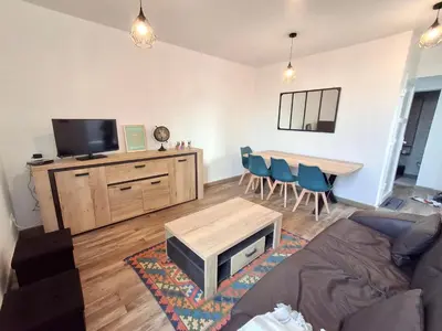 Télévision ou salle de divertissement dans l'établissement Appartement lumineux 2 ch, proche plage & commerces - FR-1-706-31