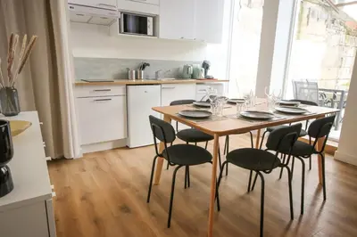 Cuisine ou kitchenette dans l'établissement Le Pop Art - Parking Privé