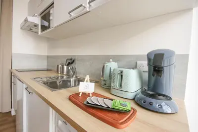 Cuisine ou kitchenette dans l'établissement Le Pop Art - Parking Privé