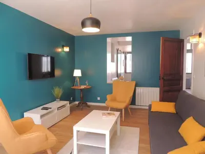 Télévision ou salle de divertissement dans l'établissement Jolie maison 3 étoiles entièrement rénovée