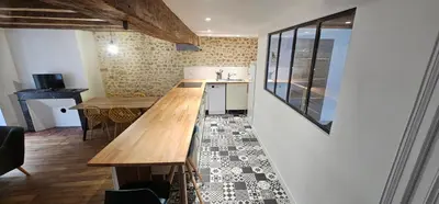 Cuisine ou kitchenette dans l'établissement t2 ultra centre Poitiers 50m carrés