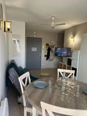 Télévision ou salle de divertissement dans l'établissement T2 appartement vue sur port