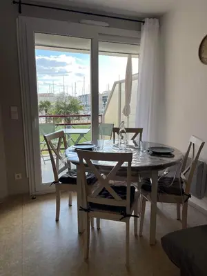 Coin salon dans l'établissement T2 appartement vue sur port