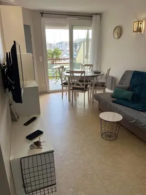 Télévision ou salle de divertissement dans l'établissement T2 appartement vue sur port