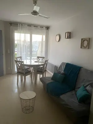 Coin salon dans l'établissement T2 appartement vue sur port