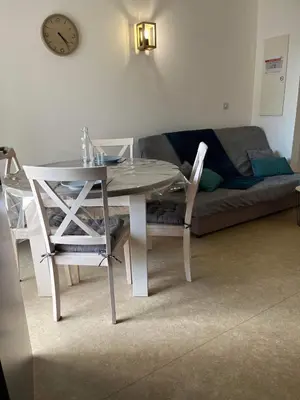 Coin salon dans l'établissement T2 appartement vue sur port