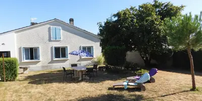 Jardin de l'établissement Gîte MMR 6 places avec cour clôturée