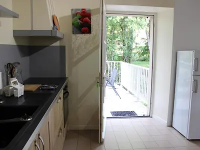 Cuisine ou kitchenette dans l'établissement Gîte au Bord de la Rivière avec Terrasse, Internet et Jardin - FR-1-653-271