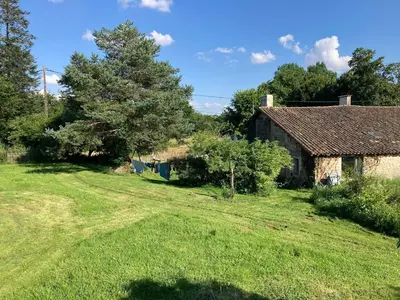 Jardin de l'établissement Longère en bordure de bois