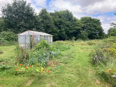 Jardin de l'établissement Longère en bordure de bois
