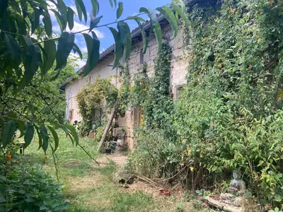 Jardin de l'établissement Longère en bordure de bois