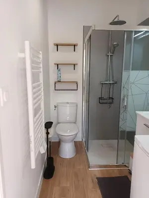 Salle de bains dans l'établissement Studio 4 Calme et Moderne Proche des Thermes