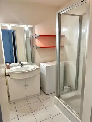 Salle de bains dans l'établissement Le Corsaire - Appartement spacieux avec terrasse