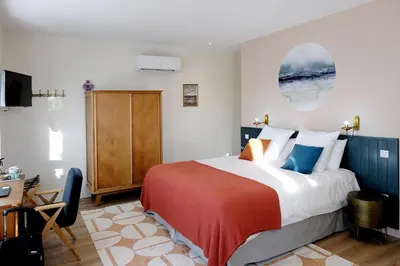 Un ou plusieurs lits dans un hébergement de l'établissement Chambres d'hôtes de charme LE LOGIS ROUGE la Rochelle, Vendée, Ile de Ré, Marais Poitevin, calme mer campagne piscine