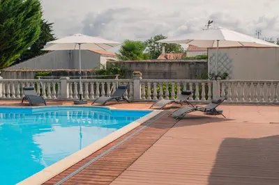 Piscine de l'établissement Chambres d'hôtes de charme LE LOGIS ROUGE la Rochelle, Vendée, Ile de Ré, Marais Poitevin, calme mer campagne piscine ou située à proximité