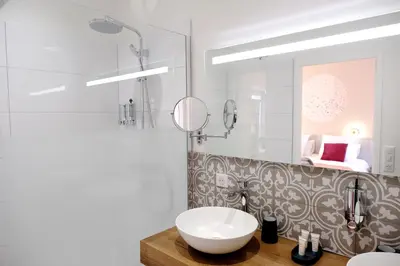 Salle de bains dans l'établissement Chambres d'hôtes de charme LE LOGIS ROUGE la Rochelle, Vendée, Ile de Ré, Marais Poitevin, calme mer campagne piscine