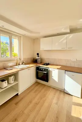 Cuisine ou kitchenette dans l'établissement 1-Cinema apartment 10 min from Futuroscope