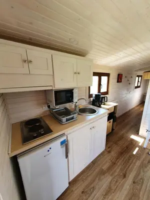 Cuisine ou kitchenette dans l'établissement La roulotte de Rochavelle