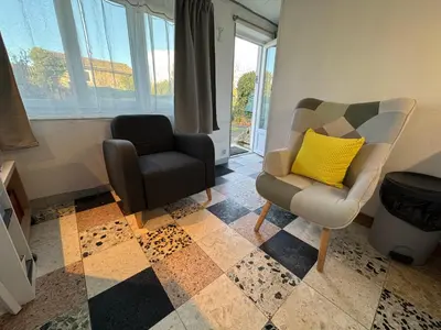 Coin salon dans l'établissement Meublé Chic AJACQUEE