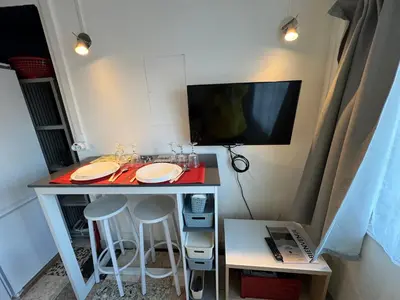 Télévision ou salle de divertissement dans l'établissement Meublé Chic AJACQUEE