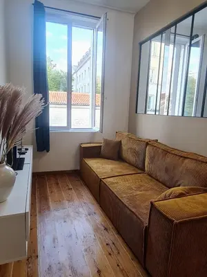 Coin salon dans l'établissement Chanzy Immo